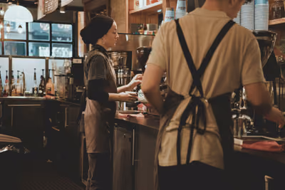 Barista preparando café detrás de la barra